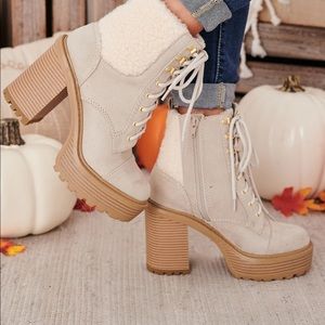 Boutique Sherpa platform combat boots 7.5